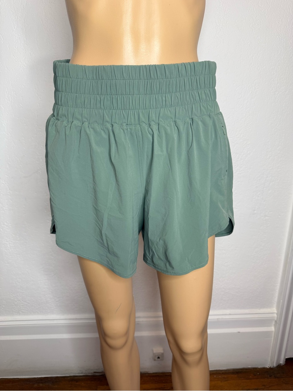 Outdoor Voices Womens Lightspeed 4” Shorts In Laurel Green Size Large - Picture 1 of 9